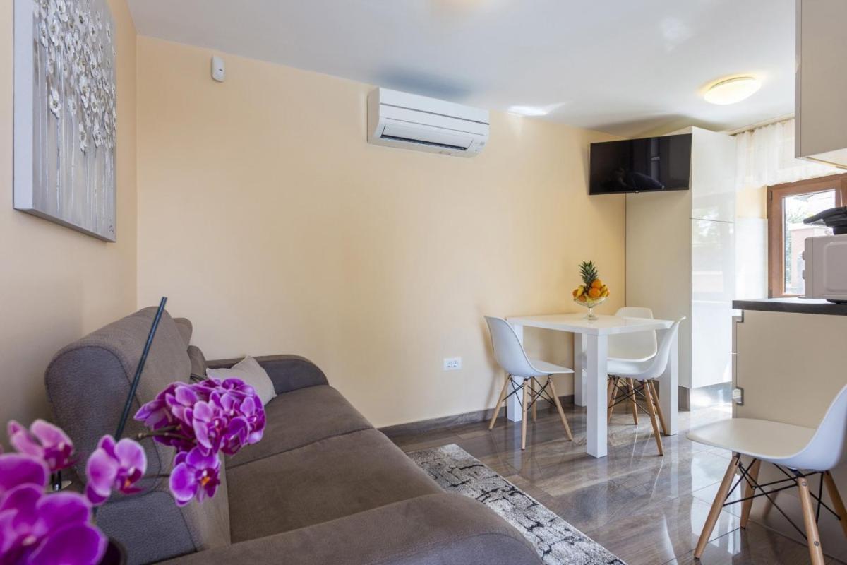 Villa Vita In Porec - Haus Fuer 6-8 Personen Каштелир Экстерьер фото